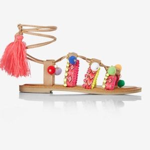 Express PomPom sandals, perfect for summer